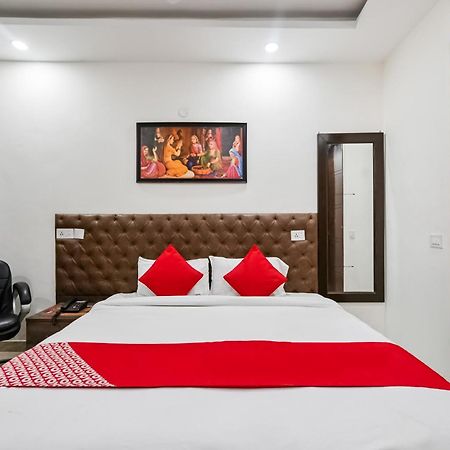 Hotel O Premium Rooms Chhatarpur Нью-Дели Экстерьер фото