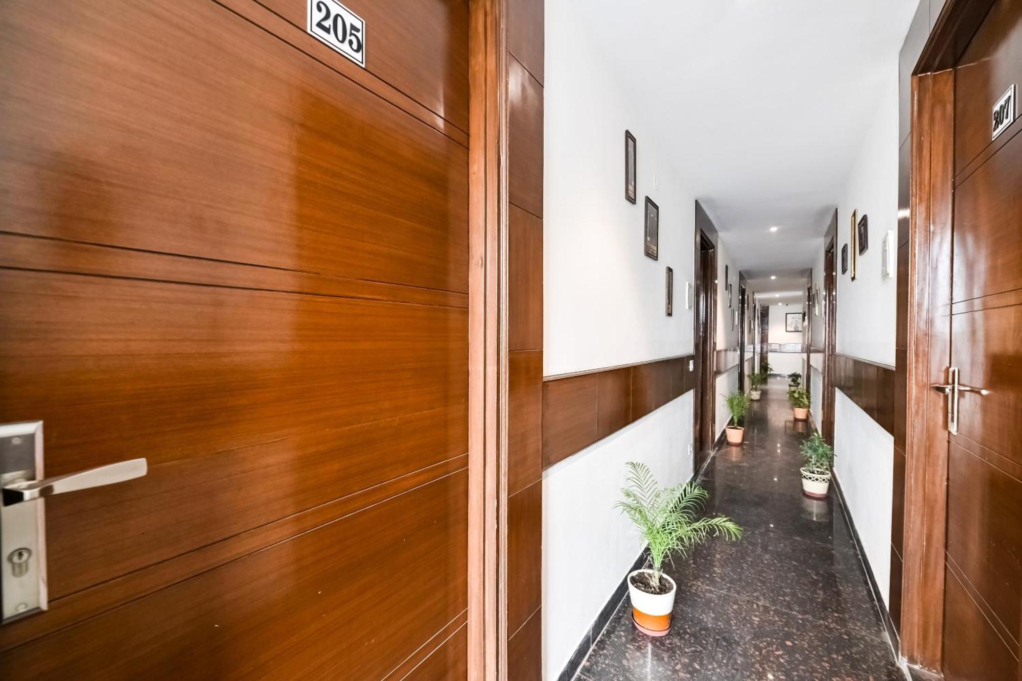 Hotel O Premium Rooms Chhatarpur Нью-Дели Экстерьер фото