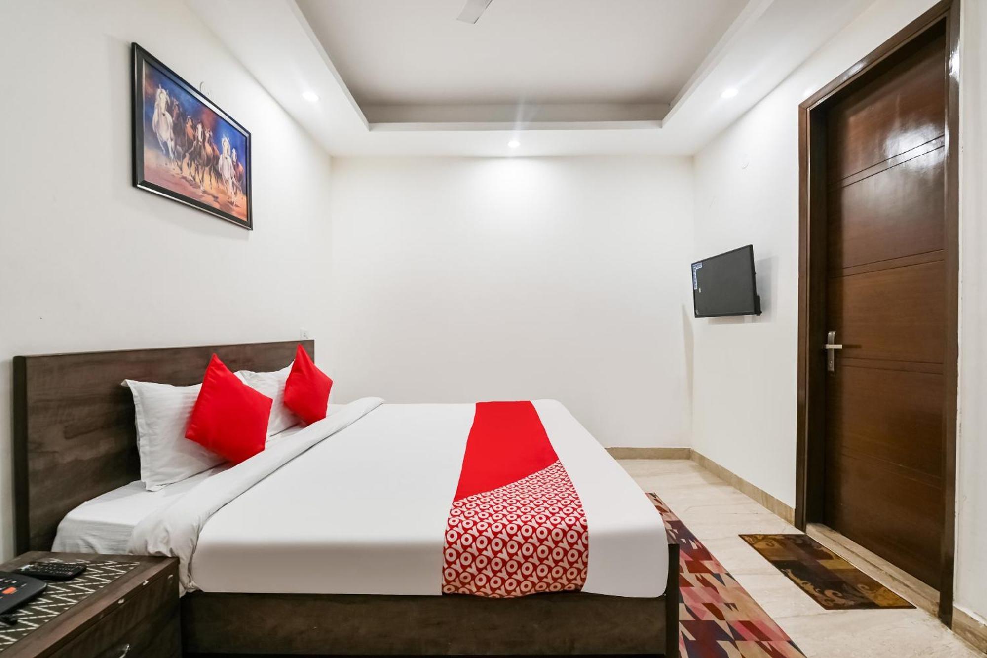 Hotel O Premium Rooms Chhatarpur Нью-Дели Экстерьер фото